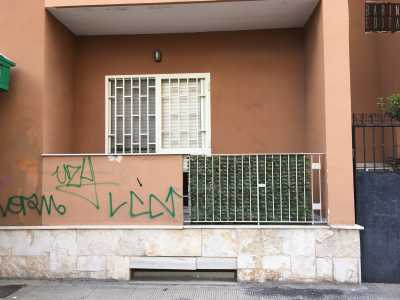 ...si tratta di un edificio color rosa questa volta visibilmente di natura popolare